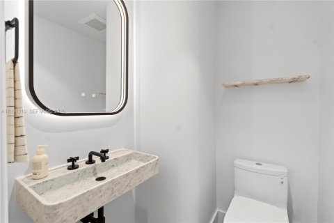 Condo in Miami, Florida, 1 bedroom  № 2053038 - photo 28