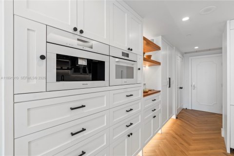 Condo in Miami, Florida, 1 bedroom  № 2053038 - photo 17