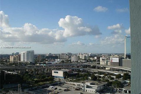 Condo in Miami, Florida, 2 bedrooms  № 2002244 - photo 3
