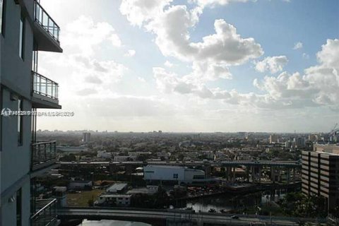 Condo in Miami, Florida, 2 bedrooms  № 2002244 - photo 2