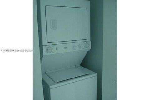 Condo in Miami, Florida, 2 bedrooms  № 2002244 - photo 8