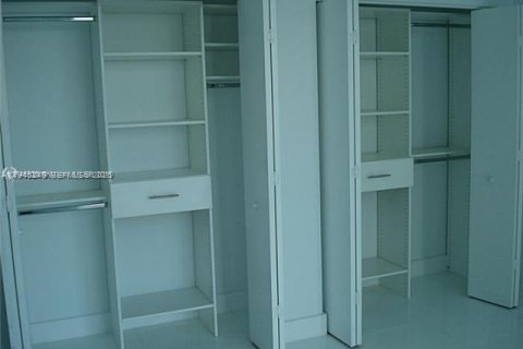 Condo in Miami, Florida, 2 bedrooms  № 2002244 - photo 5