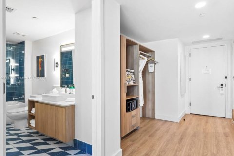 Condo in Miami, Florida, 1 bedroom  № 1927523 - photo 2