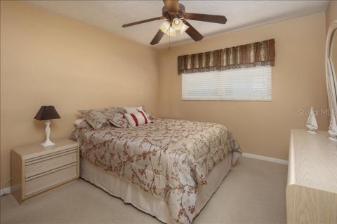 Condo in Treasure Island, Florida, 2 bedrooms  № 2103852 - photo 20