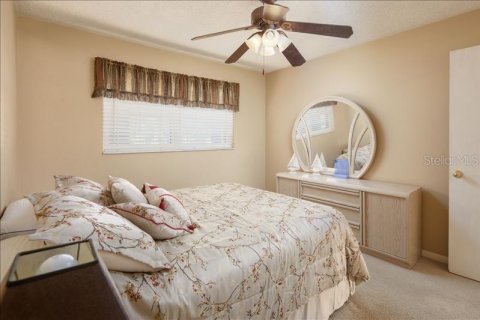 Condo in Treasure Island, Florida, 2 bedrooms  № 2103852 - photo 22