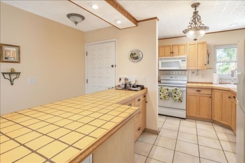 Condo in Treasure Island, Florida, 2 bedrooms  № 2103852 - photo 12