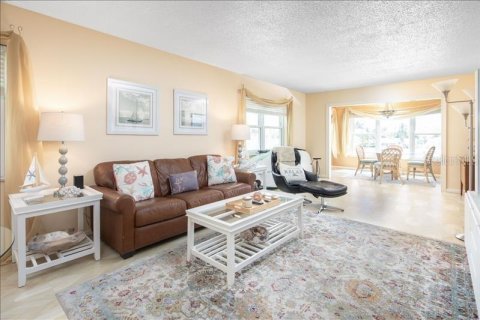 Condo in Treasure Island, Florida, 2 bedrooms  № 2103852 - photo 9