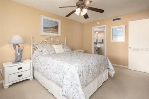 Condo in Treasure Island, Florida, 2 bedrooms  № 2103852 - photo 17