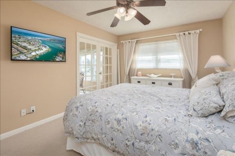 Condo in Treasure Island, Florida, 2 bedrooms  № 2103852 - photo 16