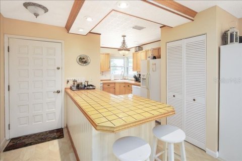 Condo in Treasure Island, Florida, 2 bedrooms  № 2103852 - photo 11