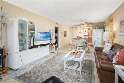 Condo in Treasure Island, Florida, 2 bedrooms  № 2103852 - photo 8