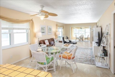Condo in Treasure Island, Florida, 2 bedrooms  № 2103852 - photo 5
