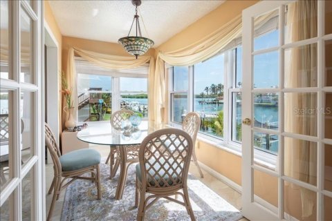 Condo in Treasure Island, Florida, 2 bedrooms  № 2103852 - photo 13