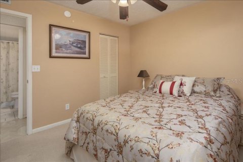 Condo in Treasure Island, Florida, 2 bedrooms  № 2103852 - photo 21