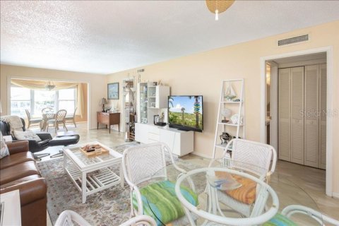 Condo in Treasure Island, Florida, 2 bedrooms  № 2103852 - photo 6