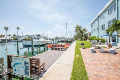 Condo in Treasure Island, Florida, 2 bedrooms  № 2103852 - photo 24