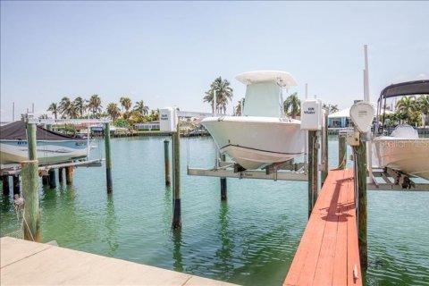 Condo in Treasure Island, Florida, 2 bedrooms  № 2103852 - photo 25