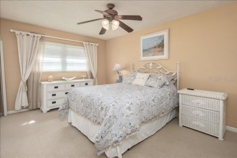Condo in Treasure Island, Florida, 2 bedrooms  № 2103852 - photo 15