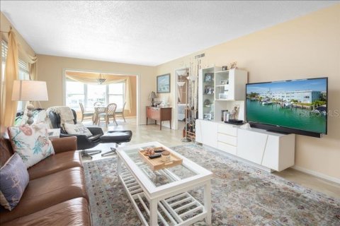 Condo in Treasure Island, Florida, 2 bedrooms  № 2103852 - photo 10