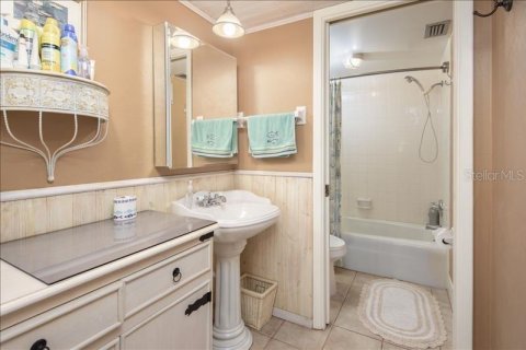 Condo in Treasure Island, Florida, 2 bedrooms  № 2103852 - photo 18
