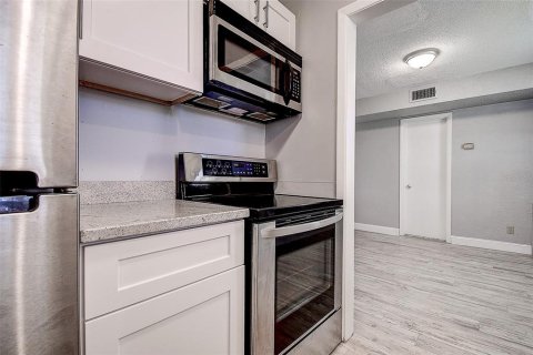 Condo in Saint Petersburg, Florida, 1 bedroom  № 1723169 - photo 14