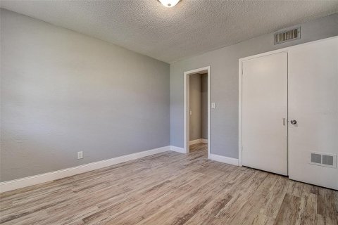 Condo in Saint Petersburg, Florida, 1 bedroom  № 1723169 - photo 17