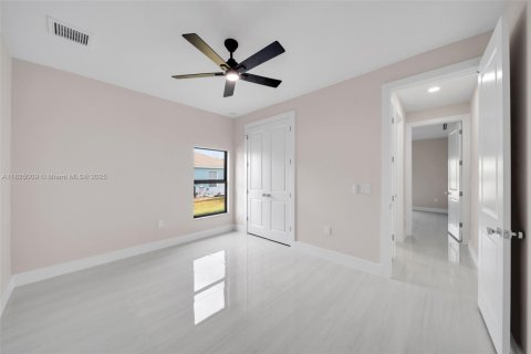 Casa en venta en Cape Coral, Florida, 4 dormitorios, 157.93 m2 № 1792581 - foto 19