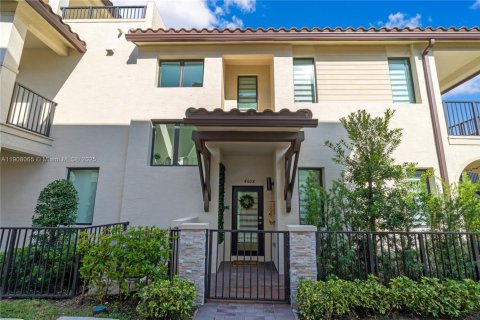 Купить таунхаус в Дорал, Флорида 3 спальни, 175.96м2, № 1967850 - фото 2