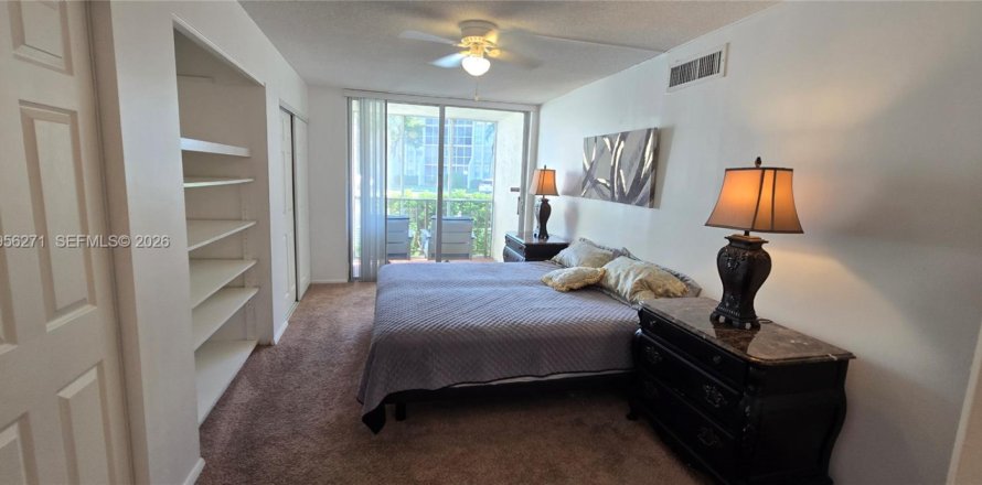 Кондоминиум с 2 спальнями в Халландейл-Бич, Флорида № 2011401