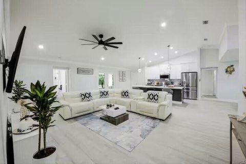 House in West Palm Beach, Florida 4 bedrooms, 225.1 sq.m. № 2246232 - photo 2