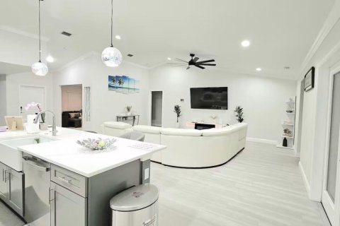 House in West Palm Beach, Florida 4 bedrooms, 225.1 sq.m. № 2246232 - photo 8