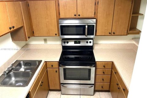 Condo in Miami, Florida, 1 bedroom  № 1946592 - photo 7