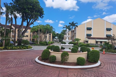 Condo in Miami, Florida, 1 bedroom  № 1946592 - photo 2