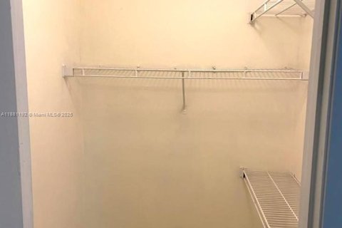 Condo in Miami, Florida, 1 bedroom  № 1946592 - photo 13