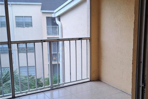 Condo in Miami, Florida, 1 bedroom  № 1946592 - photo 16