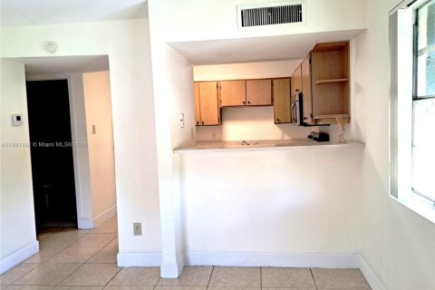 Condo in Miami, Florida, 1 bedroom  № 1946592 - photo 6