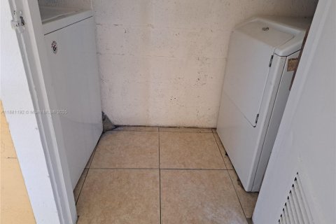 Condo in Miami, Florida, 1 bedroom  № 1946592 - photo 18