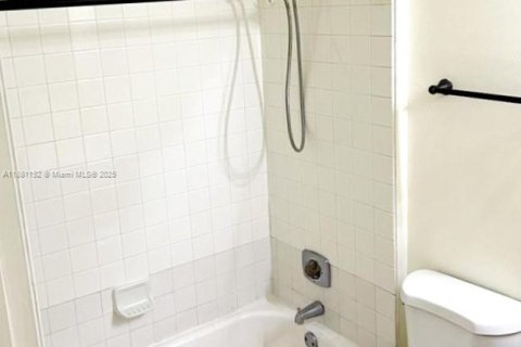 Condo in Miami, Florida, 1 bedroom  № 1946592 - photo 15