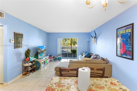 Купить кондоминиум в Халландейл-Бич, Флорида 2 спальни, 90.95м2, № 1957903 - фото 21