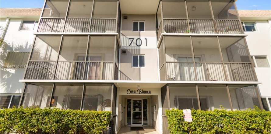 Кондоминиум с 2 спальнями в Халландейл-Бич, Флорида № 1957903