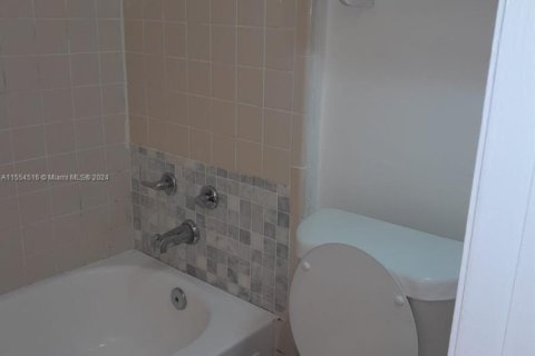 Condo in Pompano Beach, Florida, 1 bedroom  № 1765051 - photo 12