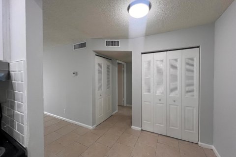 Condo in West Palm Beach, Florida, 1 bedroom  № 2086505 - photo 12