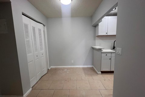 Condo in West Palm Beach, Florida, 1 bedroom  № 2086505 - photo 5