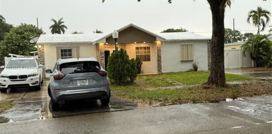 Casa en North Miami, Florida 4 dormitorios, 109.62 m2 № 1836010