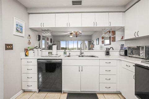 Condo in Saint Petersburg, Florida, 2 bedrooms № 2110296 - photo 5