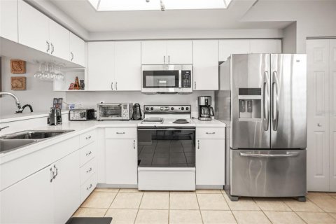 Condo in Saint Petersburg, Florida, 2 bedrooms № 2110296 - photo 4