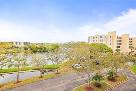 Condo in Saint Petersburg, Florida, 2 bedrooms № 2110296 - photo 25