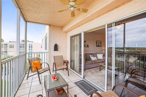 Condo in Saint Petersburg, Florida, 2 bedrooms № 2110296 - photo 10