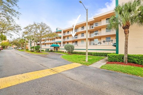 Condo in Saint Petersburg, Florida, 2 bedrooms № 2110296 - photo 27
