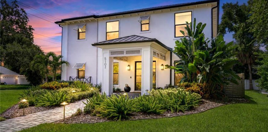 House in Tampa, Florida 5 bedrooms, 312.71 sq.m. № 2314404